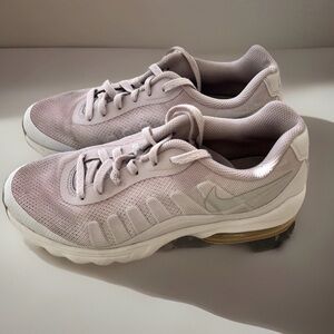 Nike Air Max Invigor Sneakers Size 8 Womens Pink 749862-012 Running Gym Athletic